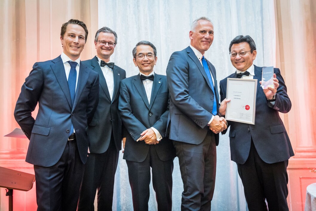 BESTE PARTNER: Knud Erik Fisker i Dustin mottar den europeiske vekstprisen fra Yoshinori Ikeda, som sitter i toppledelsen i Japan. De tre til venstre er Fabian van Hoegee, Markus Naegeli og Takanobu Nakamasu i Canon Europa. (Foto: Canon) BESTE PARTNER: Knud Erik Fisker i Dustin mottar den europeiske vekstprisen fra Yoshinori Ikeda, som sitter i toppledelsen i Japan. De tre til venstre er Fabian van Hoegee, Markus Naegeli og Takanobu Nakamasu i Canon Europa. (Foto: Canon)