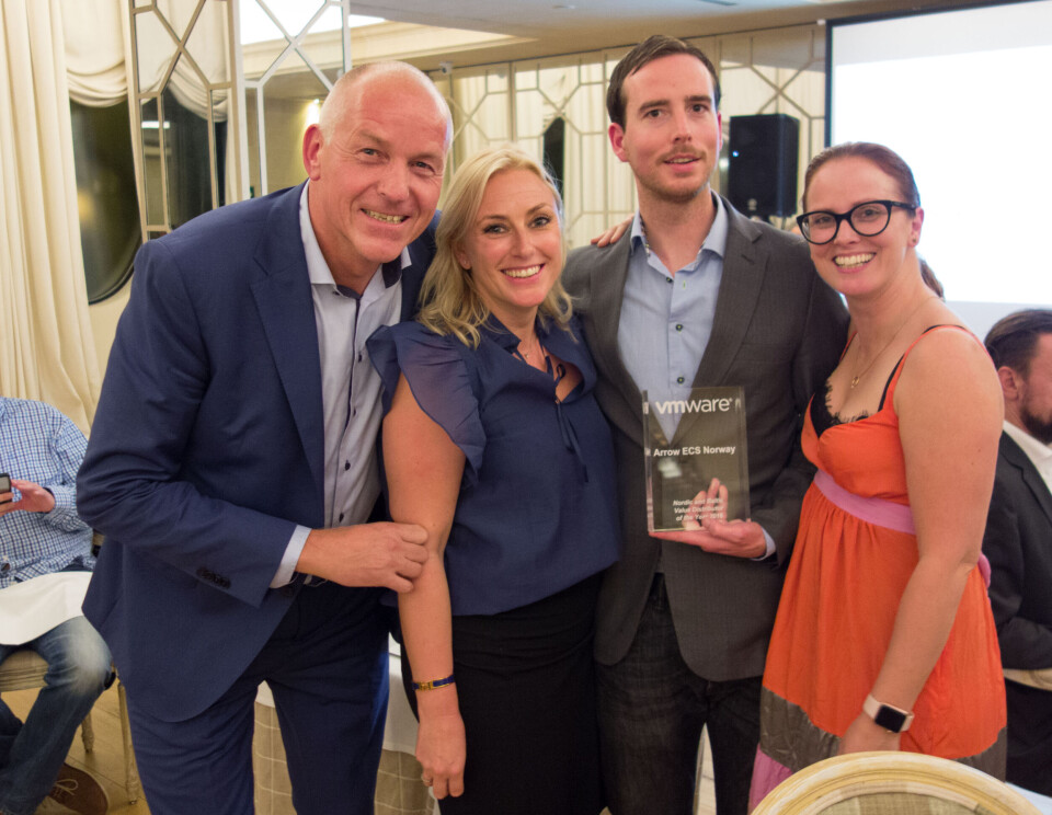 DISTRIBUTØRPRIS TIL ARROW ECS: Widar Granly, Arrow ECS, Anna-Maria Løweberg, VMware, Sigmund Birkedal, Arrow ECS og Angeliqua Ramming-Gaden, VMware. (Foto: VMware) DISTRIBUTØRPRIS TIL ARROW ECS: Widar Granly, Arrow ECS, Anna-Maria Løweberg, VMware, Sigmund Birkedal, Arrow ECS og Angeliqua Ramming-Gaden, VMware. (Foto: VMware)
