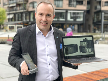 <strong>3D-PRINT OG MOBIL: </strong>Norgessjef Verner Hølleland viser frem noen av HPs nye 3D-printere på pc-skjermen. I den andre hånden HP Elite x3-dokkingstasjonen med smartmobil som kjøres som fullverdig Windows 10-pc. Foto: Toralv Østvang <strong>3D-PRINT OG MOBIL: </strong>Norgessjef Verner Hølleland viser frem noen av HPs nye 3D-printere på pc-skjermen. I den andre hånden HP Elite x3-dokkingstasjonen med smartmobil som kjøres som fullverdig Windows 10-pc. Foto: Toralv Østvang