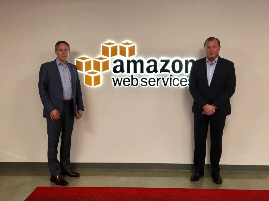 HOS AMAZON: Konsernsjef Bjørn Ivroth og skysjef Tuomo Louhivuori i Evry. (Foto: Evry) HOS AMAZON: Konsernsjef Bjørn Ivroth og skysjef Tuomo Louhivuori i Evry. (Foto: Evry)