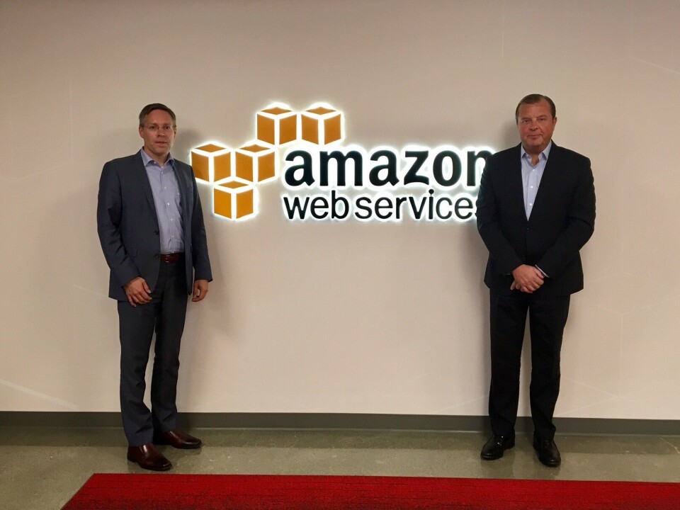 HOS AMAZON: Konsernsjef Bjørn Ivroth og skysjef Tuomo Louhivuori i Evry. (Foto: Evry)