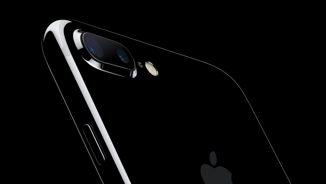 SÅRBAR I SORT: Dagens gagatsorte Iphone 7 kan lett skrapes opp. Det ryktes at neste års modell vil være konstruert med glassoverflate både på for- og baksiden som vil tåle mye mer. (Foto: Apple) SÅRBAR I SORT: Dagens gagatsorte Iphone 7 kan lett skrapes opp. Det ryktes at neste års modell vil være konstruert med glassoverflate både på for- og baksiden som vil tåle mye mer. (Foto: Apple)