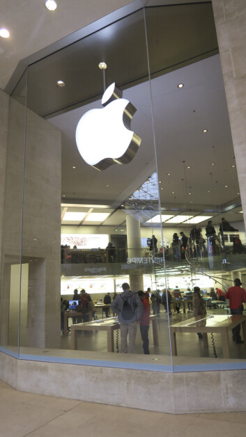 STILIG: Apple har stilige butikker, som denne ved Louvre i Paris, men trenger flere stilige Iphone-modeller for å tiltrekke seg flere kunder. (Foto: Toralv Østvang) STILIG: Apple har stilige butikker, som denne ved Louvre i Paris, men trenger flere stilige Iphone-modeller for å tiltrekke seg flere kunder. (Foto: Toralv Østvang)