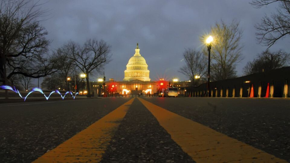 CAPITOL HILL: En tverrpolitisk gruppe i den amerikanske kongressen anmoder kongressen om ikke å gi etter for FBI-kravet om bakdører og mindre kryptering. (Foto: Pixabay.com) CAPITOL HILL: En tverrpolitisk gruppe i den amerikanske kongressen anmoder kongressen om ikke å gi etter for FBI-kravet om bakdører og mindre kryptering. (Foto: Pixabay.com)