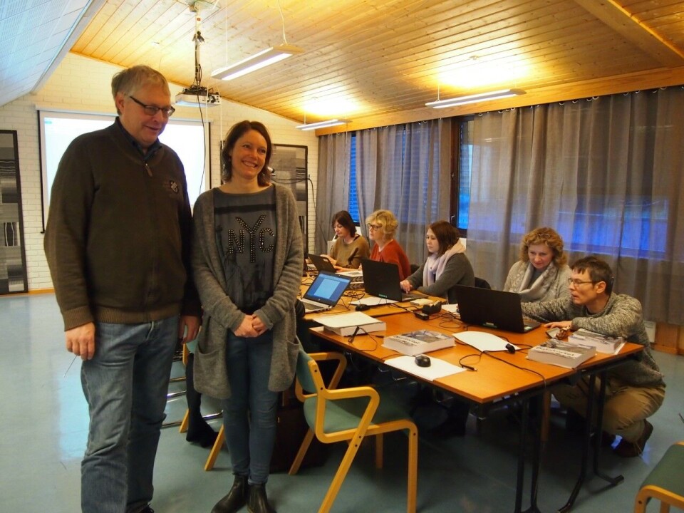 KURSER DE ANSATTE: Organisasjonssjef Geir Liavåg Strand og leder for Helse- og Omsorgsetaten, Evy Janne Berle Fjellestad, var til stede ved oppstart av ett av klasseromskursene i Gloppen kommune. (Foto: Siv Kvalsvik Haugen) KURSER DE ANSATTE: Organisasjonssjef Geir Liavåg Strand og leder for Helse- og Omsorgsetaten, Evy Janne Berle Fjellestad, var til stede ved oppstart av ett av klasseromskursene i Gloppen kommune. (Foto: Siv Kvalsvik Haugen)