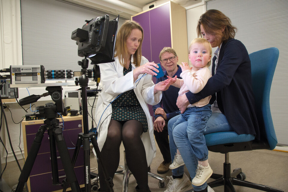 ATOPISK EKSEM: Lise Lyngsnes Randberg utvikler en ny optisk målemetode som skal gjøre det lettere og raskere å oppdage den plagsomme hudbetennelsen atopisk eksem. Hun tester ut metoden på datteren til Inger Marie Gryting, Victoria Gryting (to år). Per Lagerløv leter nå etter flere barn til uttestingen. Foto: Yngve Vogt