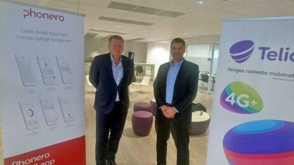 FORNØYDE: Thore Berthelsen, administrerende direktør i Phonero, og Abraham Foss, administrerende direktør i Telia Norge. Pressefoto