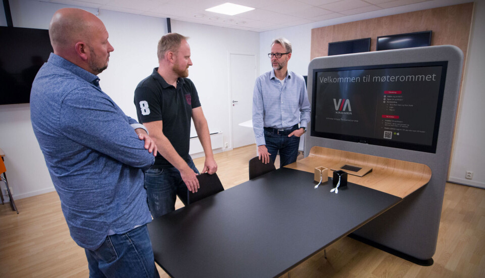 DESIGNTEAM: Leteng har designet og utviklet Avenue 5 som er et møteromsbord med integrert presentasjonsløsning. Fra venstre markedssjef Øyvind Jacobsen, salgssjef Borgar Kristiansen og daglig leder Odd Martinsen (Foto: Leteng) DESIGNTEAM: Leteng har designet og utviklet Avenue 5 som er et møteromsbord med integrert presentasjonsløsning. Fra venstre markedssjef Øyvind Jacobsen, salgssjef Borgar Kristiansen og daglig leder Odd Martinsen (Foto: Leteng)