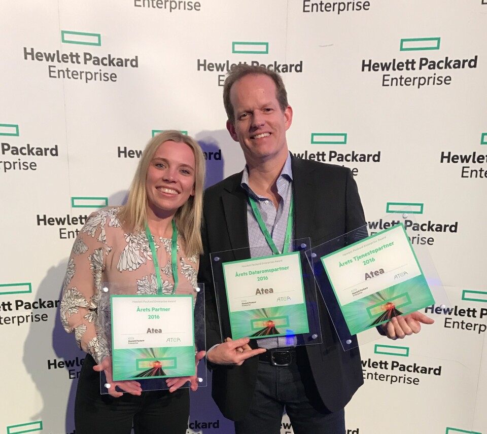 PRISVINNERE: Annicken Gleditsch Abrahamsen og Chris Ashby fra Atea kunne ta i mot tre priser under Hewlett Packard Enterprise (HPE) årlige partnerdag. (Foto: HPE/Atea)