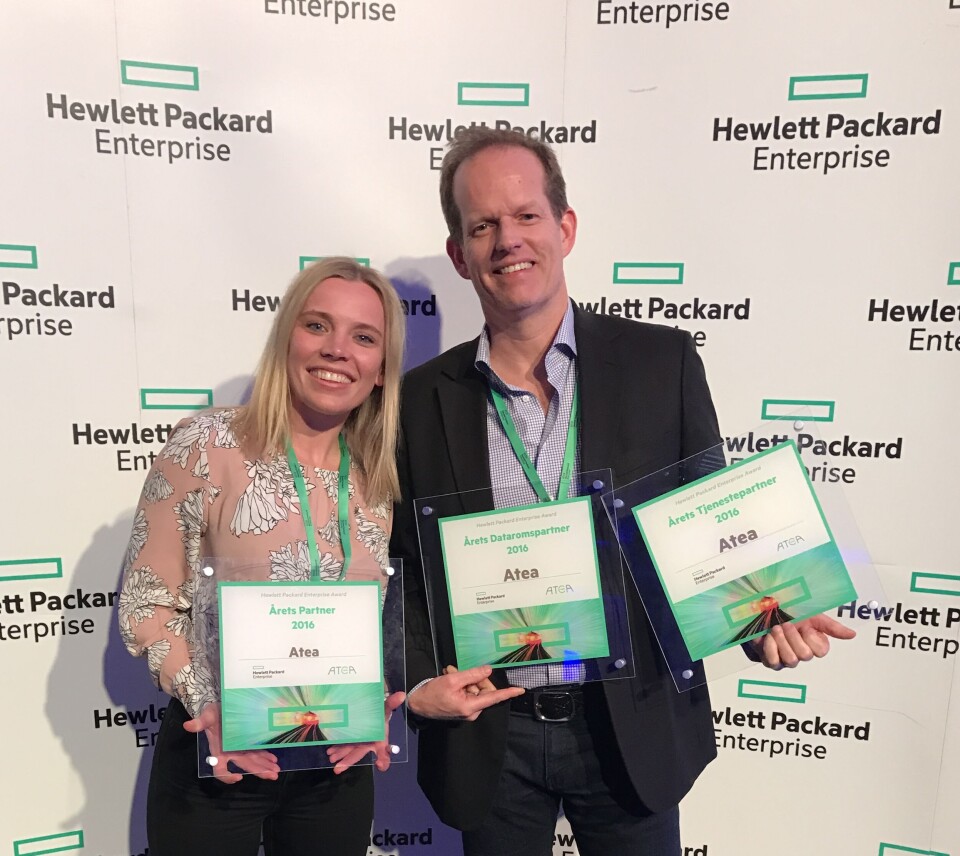 PRISVINNERE: Annicken Gleditsch Abrahamsen og Chris Ashby fra Atea kunne ta i mot tre priser under Hewlett Packard Enterprise (HPE) årlige partnerdag. (Foto: HPE/Atea) PRISVINNERE: Annicken Gleditsch Abrahamsen og Chris Ashby fra Atea kunne ta i mot tre priser under Hewlett Packard Enterprise (HPE) årlige partnerdag. (Foto: HPE/Atea)
