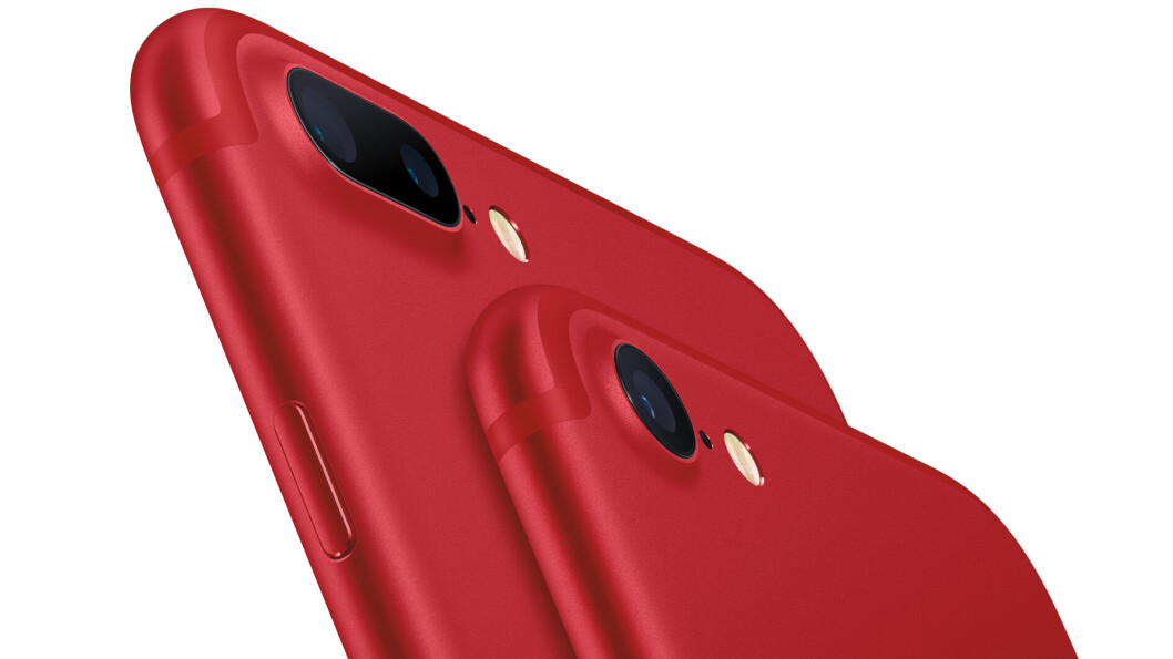 RED: I ti år har Apple lansert knallrøde produkter som viser at noe av kjøpsprisen er gått til Det globale fondet for bekjempelse av AIDS. (Foto: Apple) RED: I ti år har Apple lansert knallrøde produkter som viser at noe av kjøpsprisen er gått til Det globale fondet for bekjempelse av AIDS. (Foto: Apple)