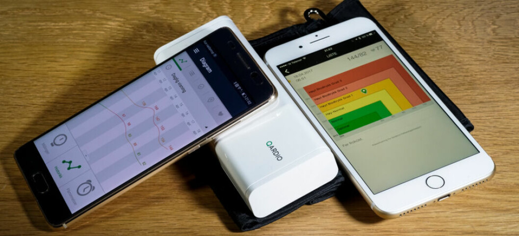 IOS OG ANDROID: Qardioarm-blodtrykksmåleren kan brukes med app både for IOS- og Android-mobiler, her Iphone 7+ og Huawei Mate 9. (Foto: Toralv Østvang)