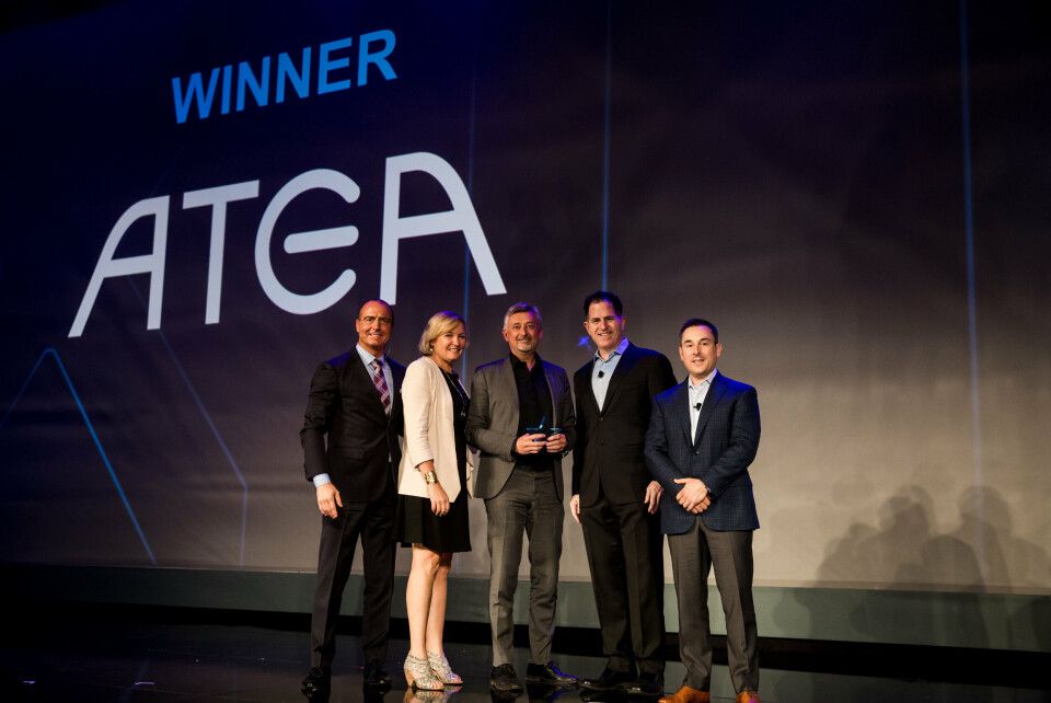 GLOBAL TOPP: Atea vant en global Dell EMC-pris i sitt aller første år som partner, etter å ha blitt Dell EMC-partner senhøsten 2016. Her Steinar Sønstebye flankert av de som betyr noe i Dell EMC. (Foto: Dell EMC) GLOBAL TOPP: Atea vant en global Dell EMC-pris i sitt aller første år som partner, etter å ha blitt Dell EMC-partner senhøsten 2016. Her Steinar Sønstebye flankert av de som betyr noe i Dell EMC. (Foto: Dell EMC)