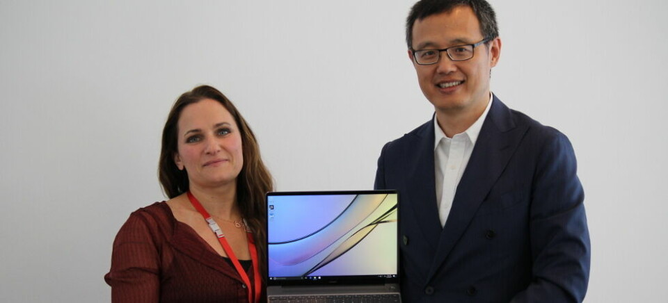 SATSER PC: Gøril Bye og Yanmin Wang fra Huawei viser stolt frem det de håper skal ta det nordiske markedet med storm, Matebook X. (FOTO: Jan Birkeland)