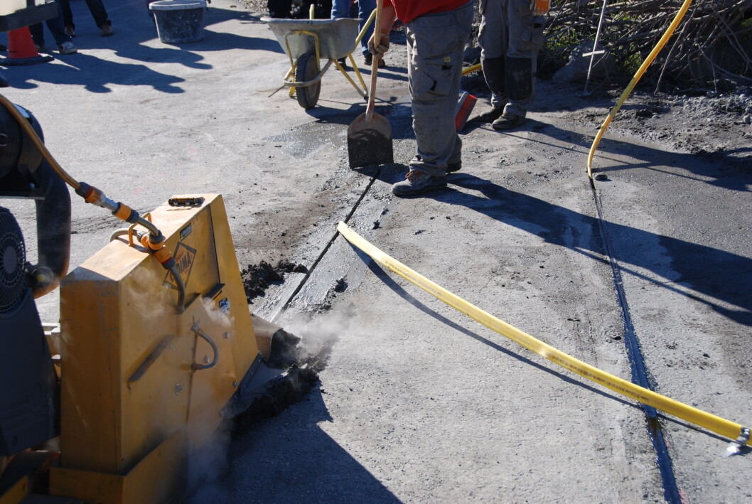 MICROTRENCHING: Ved å frese et smalt, relativt grunt spor i veibanen er det mulig å føre fram fiber og bredbånd for en langt lavere kostnad enn ved tradisjonell grøftegraving. (Foto: Wikimedia Commons / HLundgaard) MICROTRENCHING: Ved å frese et smalt, relativt grunt spor i veibanen er det mulig å føre fram fiber og bredbånd for en langt lavere kostnad enn ved tradisjonell grøftegraving. (Foto: Wikimedia Commons / HLundgaard)