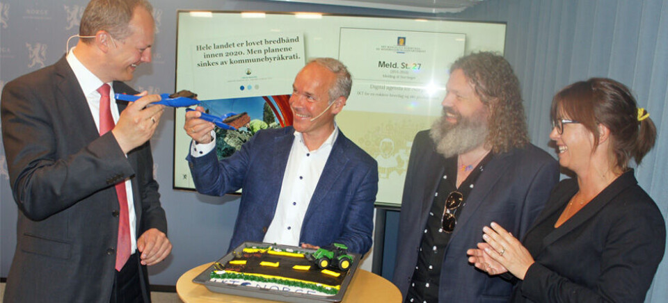 GRAVEKAKE: Samferdselsminister Ketil Solvik-Olsen, kommunalminister Jan Tore Sanner, Torgeir Waterhouse og Heidi Austlid i Ikt-Norge feirer det nye graveforslaget med kake. Foto: Arne Joramo. GRAVEKAKE: Samferdselsminister Ketil Solvik-Olsen, kommunalminister Jan Tore Sanner, Torgeir Waterhouse og Heidi Austlid i Ikt-Norge feirer det nye graveforslaget med kake. Foto: Arne Joramo.