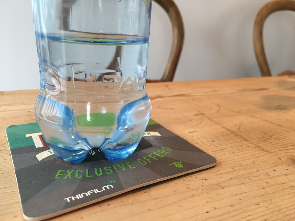 DIREKTE KOBLING: Med en smart ølbrikke utstyrt med NFC, skal Thinfilm sørge for at ølhund og bryggeri får direkte kontakt. (Foto: Thinfilm) DIREKTE KOBLING: Med en smart ølbrikke utstyrt med NFC, skal Thinfilm sørge for at ølhund og bryggeri får direkte kontakt. (Foto: Thinfilm)