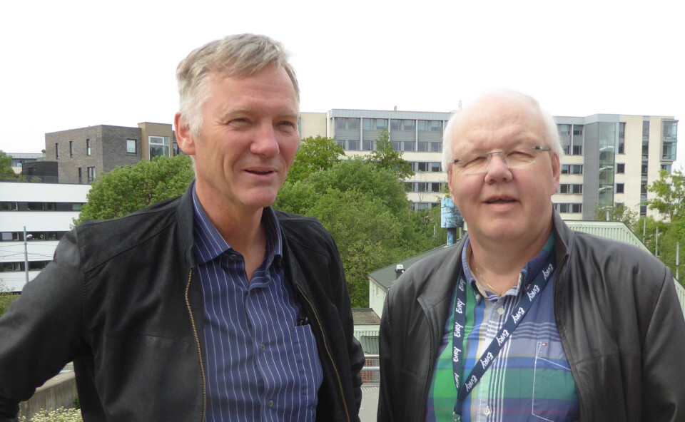 KNIRKEFRITT: Jon Berntsen, direktør og ansvarlig for drift av banksystemer i Evry og Thorolf Thorstensen, prosjektleder for flytting av mainframe, kan nå glede seg over at alle selskapets stormaskinkunder nå er vel i hus på Fet. (Foto: Evry) KNIRKEFRITT: Jon Berntsen, direktør og ansvarlig for drift av banksystemer i Evry og Thorolf Thorstensen, prosjektleder for flytting av mainframe, kan nå glede seg over at alle selskapets stormaskinkunder nå er vel i hus på Fet. (Foto: Evry)