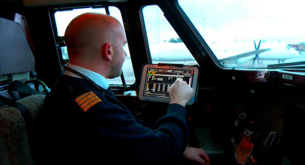 DIGITALISERING I LUFTEN: Pilot Stefan Elmgren i West Atlantic har fått byttet ut tykke papirpermer med pc med berøringsfølsom skjerm. (Foto: Panasonic)