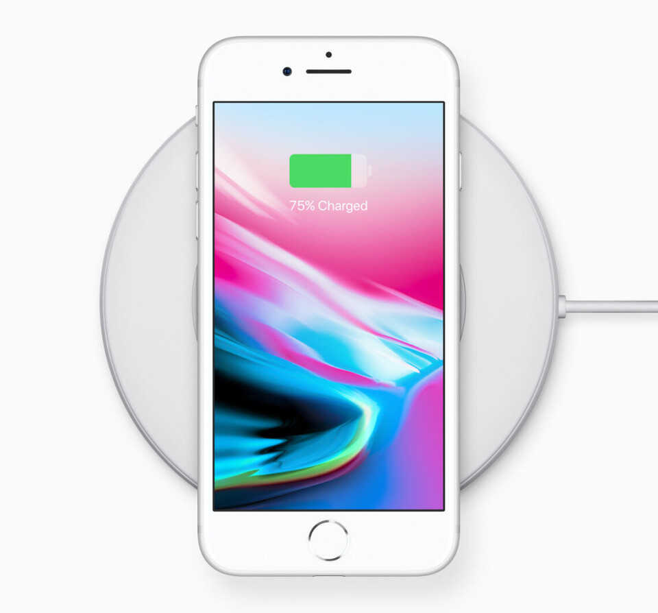 TRÅDLØS LADING: De nye Iphone-ene er konstruert med glasskarosseri og er derfor velegnet til trådløs lading. (Foto: Apple) TRÅDLØS LADING: De nye Iphone-ene er konstruert med glasskarosseri og er derfor velegnet til trådløs lading. (Foto: Apple)
