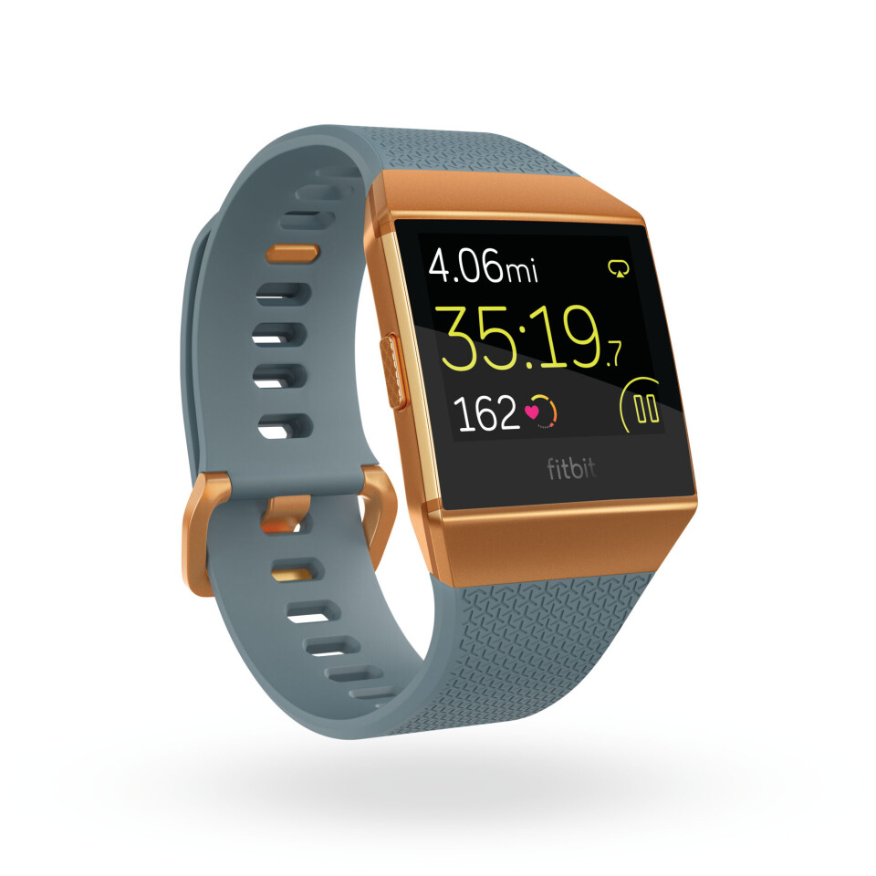 BETALE: Med FitBit Iconic serien kan du nå betale i butikken. Foto: FitBit BETALE: Med FitBit Iconic serien kan du nå betale i butikken. Foto: FitBit