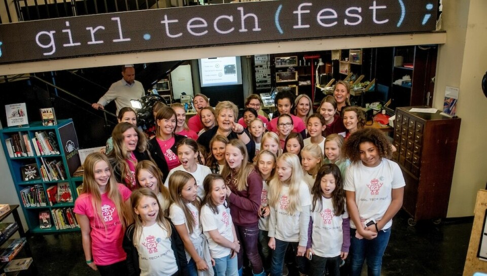BESTE DAGEN: Administrerede direktør i IKT-Norge, Heidi Austlid (sånn cirka midt i bildet) mener at Girl Tech Fest er årets beste dag å være leder i IKT-Norge. (Foto: Gorm K. Gaare)