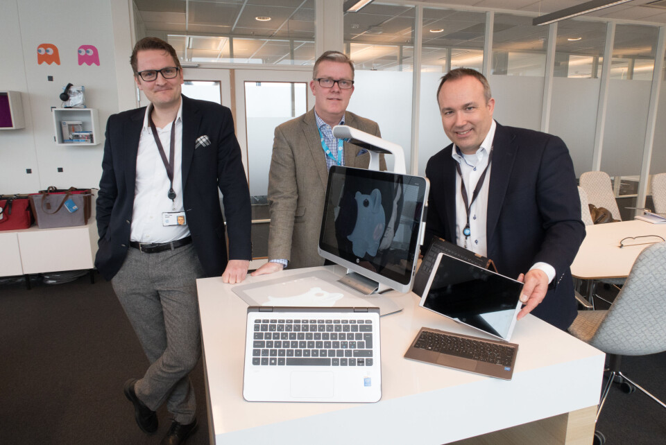 TEAMET: På Fornebu leder Verner Hølleland (til høyre) et team av rundt 70 engasjerte medarbeidere, her representert ved Hans Petter Espelid (til venstre) og Andreas H. Augdahl. (Foto: Toralv Østvang) TEAMET: På Fornebu leder Verner Hølleland (til høyre) et team av rundt 70 engasjerte medarbeidere, her representert ved Hans Petter Espelid (til venstre) og Andreas H. Augdahl. (Foto: Toralv Østvang)