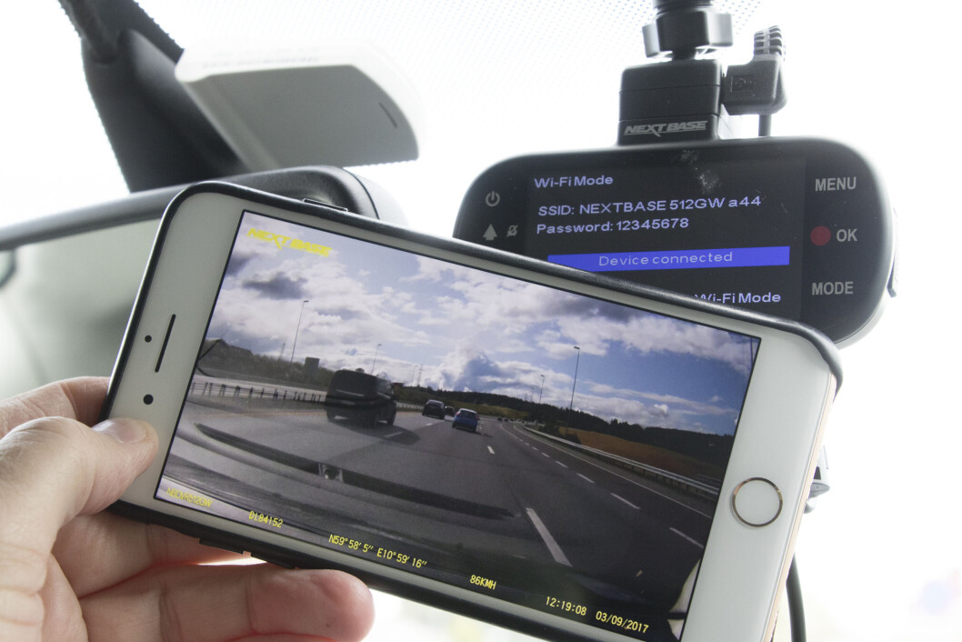 WIFI PÅ VEIEN: Nextbase 512GW har innebygd WiFi og kan enkelt overføre trafikkopptakene til en mobil eller et nettbrett. (Foto: Toralv Østvang) WIFI PÅ VEIEN: Nextbase 512GW har innebygd WiFi og kan enkelt overføre trafikkopptakene til en mobil eller et nettbrett. (Foto: Toralv Østvang)