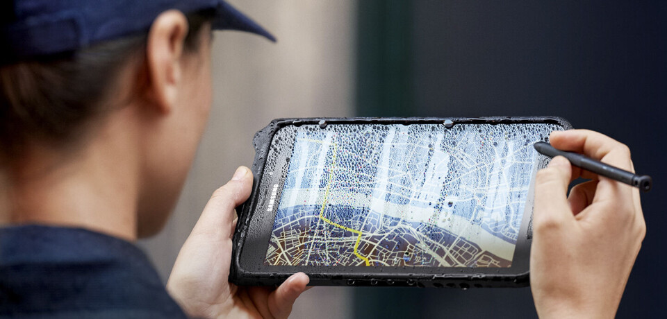 TÅLER EN STØYT: Samsung har forbedret beskyttelsen mot fuktighet og støv på sin nye Galaxy Tab Active2. (Foto: Samsung) TÅLER EN STØYT: Samsung har forbedret beskyttelsen mot fuktighet og støv på sin nye Galaxy Tab Active2. (Foto: Samsung)