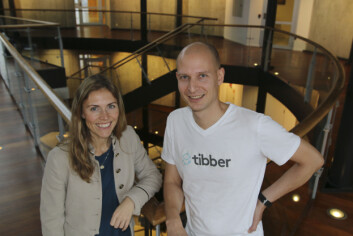DIGITAL STRØMHANDEL: Fra Frøland kraftverk i Samnanger kommune kan man nå få kjøpt strøm via Tibber-appen, forteller Monika Inde Zsak i BKK Grønn Invest og Edgeir Vårdal Aksnes i Tibber. (Foto: Jørgen Steffensen/Tibber) DIGITAL STRØMHANDEL: Fra Frøland kraftverk i Samnanger kommune kan man nå få kjøpt strøm via Tibber-appen, forteller Monika Inde Zsak i BKK Grønn Invest og Edgeir Vårdal Aksnes i Tibber. (Foto: Jørgen Steffensen/Tibber)