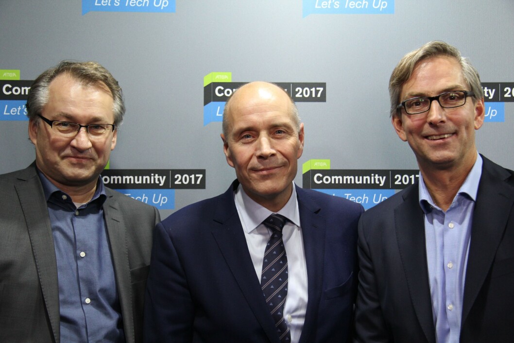 OPPGRADERER NAV: Svein Egil Moe, Atea, Torbjørn Larsen, NAV og Michael Jacobs, Atea. (Foto: Atea) OPPGRADERER NAV: Svein Egil Moe, Atea, Torbjørn Larsen, NAV og Michael Jacobs, Atea. (Foto: Atea)