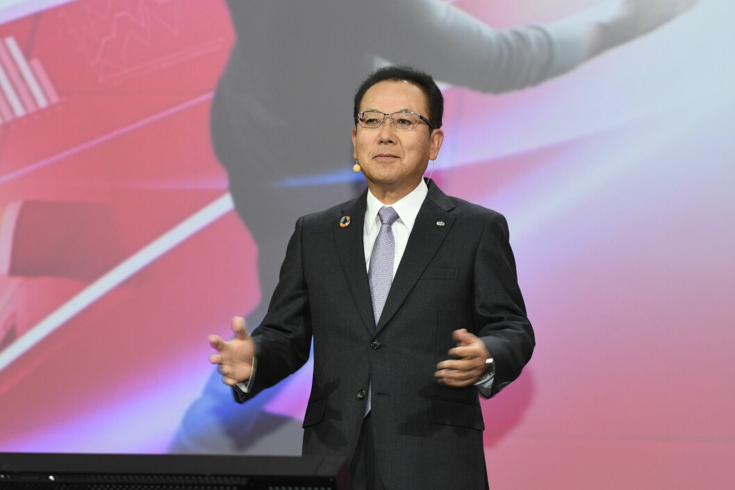 GRUNNLAG: Fujitsus toppsjef Tatsuya Tanaka legger til rette for et tett samarbeid med partnere, «Co-creation». Fujitsu skal levere det teknologiske grunnlaget. Partnere skal bidra til å lage en verdiøkende løsning. Men skal Fujitsu bli troverdig må større andel av omsetningen skje utenfor Japan for den kreative løsningen er avhengig av forretningskultur og kundens utfordringer.