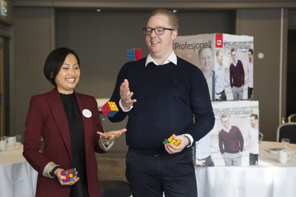 POWER OF SHARING: – Det er gjennom kunnskapsdeling på tvers av fagområder og avdelinger at vi virkelig skaper verdi, sier Lily Chen, som er konsulent i Sopra Steria. Her sammen med kollega og HR Manager Anders Palerud. (Foto: Sopra Steria/Nana Stojanovic) POWER OF SHARING: – Det er gjennom kunnskapsdeling på tvers av fagområder og avdelinger at vi virkelig skaper verdi, sier Lily Chen, som er konsulent i Sopra Steria. Her sammen med kollega og HR Manager Anders Palerud. (Foto: Sopra Steria/Nana Stojanovic)