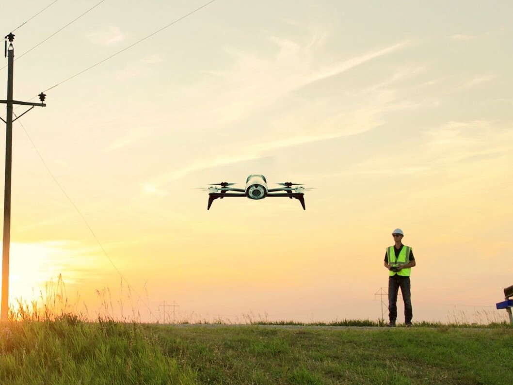 LETTVEKTER: Med en proffdrone og kontroller som er pakket i en ryggsekk, lover den norske levrerandøren Esmart Systems at feilfinning og reparasjon av kraftlinjer skal gå raskere enn før. (Foto: Esmart Systems) LETTVEKTER: Med en proffdrone og kontroller som er pakket i en ryggsekk, lover den norske levrerandøren Esmart Systems at feilfinning og reparasjon av kraftlinjer skal gå raskere enn før. (Foto: Esmart Systems)