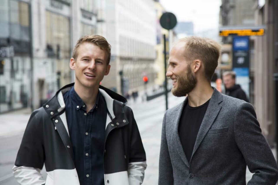 GRÜNDERE: Christian Birch (t.h) synes at Andreas Jørgensen (t.v) og de andre i teamet bak appen Mattilbud har gjort et godt stykke arbeid. Faktisk så godt at han nå kjøper appen for et tosifret millionbeløp. (Foto: Coxit)