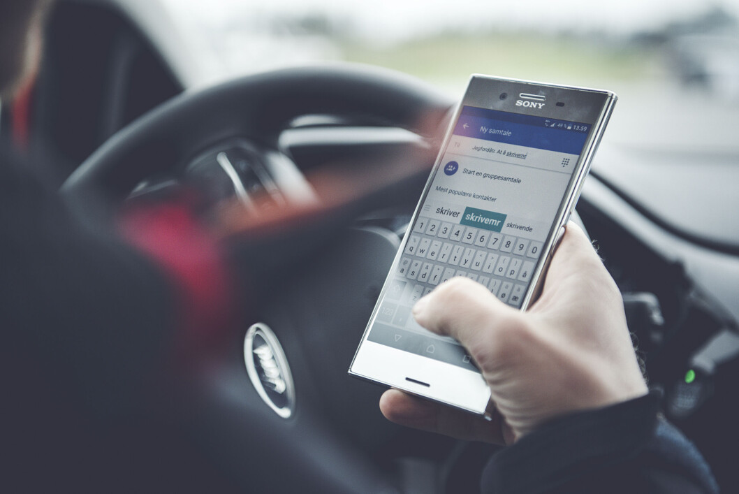 FIKLER: Ifølge en undersøkelse fra If er det de yngste sjåførene som er dårligst på å legge fra seg mobiltelefonen under kjøreturen. (Foto: Benjamin A. Ward / Ford Norge) FIKLER: Ifølge en undersøkelse fra If er det de yngste sjåførene som er dårligst på å legge fra seg mobiltelefonen under kjøreturen. (Foto: Benjamin A. Ward / Ford Norge)