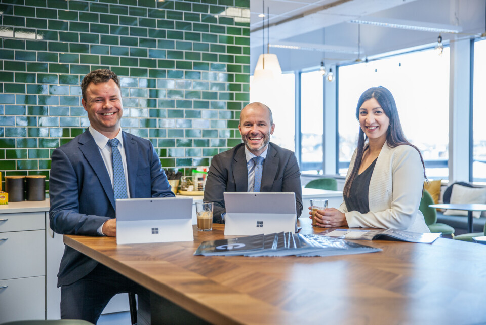 REGIONAL TIL NASJONAL: Fintech-klyngen Finance Innovation tar nå steget opp fra regionalt til nasjonalt mandat. I dag er det tre ansatte i organisasjonen, til neste år blir det seks. Fra venstre daglig leder Atle Sivertsen, prosjektutviklingssjef Simen Armond og kommunikasjons- og eventsjef Rea Parashar. (Foto: Martin Håndlykken ) REGIONAL TIL NASJONAL: Fintech-klyngen Finance Innovation tar nå steget opp fra regionalt til nasjonalt mandat. I dag er det tre ansatte i organisasjonen, til neste år blir det seks. Fra venstre daglig leder Atle Sivertsen, prosjektutviklingssjef Simen Armond og kommunikasjons- og eventsjef Rea Parashar. (Foto: Martin Håndlykken )