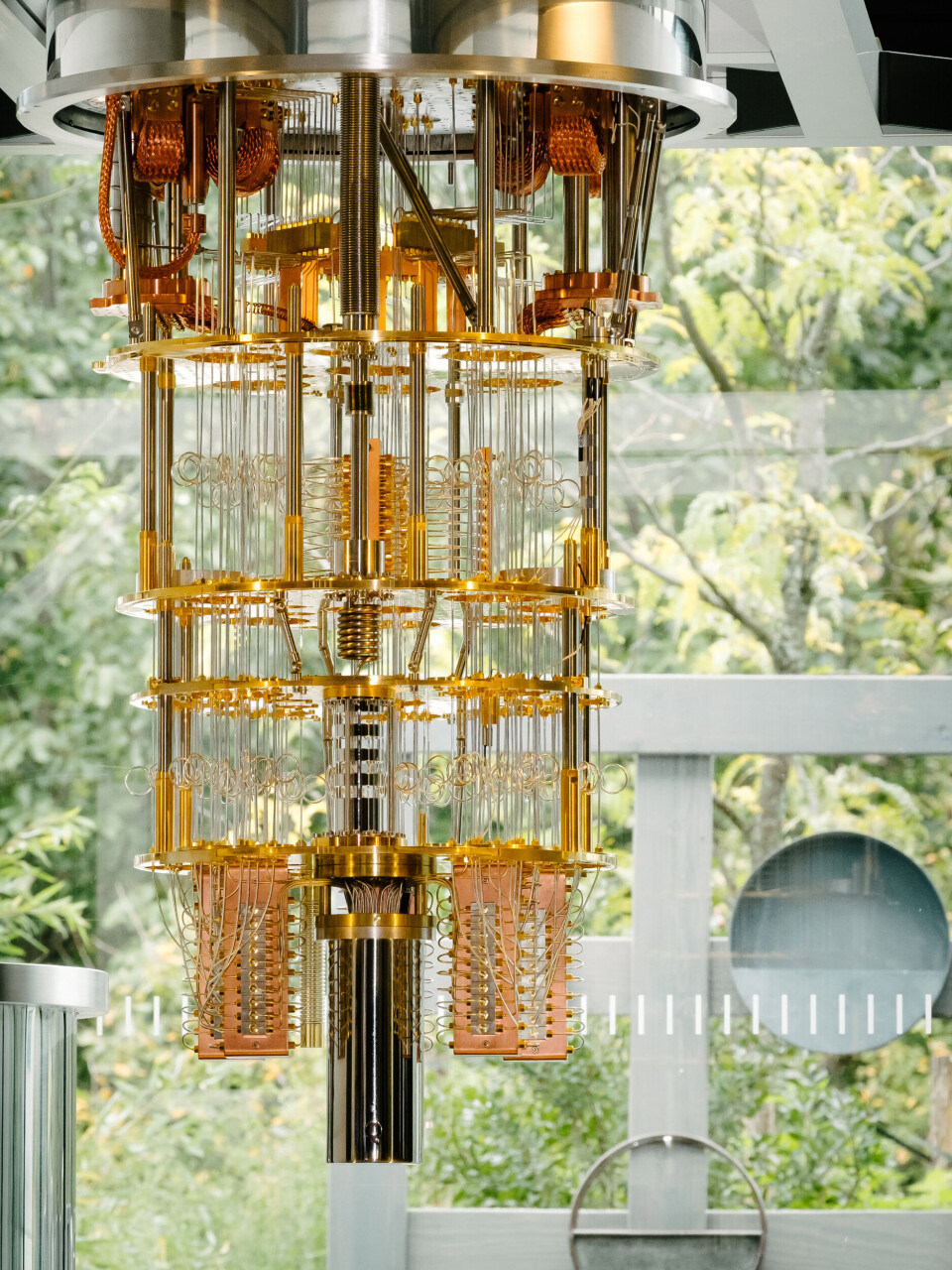 'LYSEKRONE': Innholdet som henger i midten av det lufttomme kammeret i IBMs kvantemaskin, ligner aller mest på en steampunk lysekrone. (Foto: IBM pressefoto)