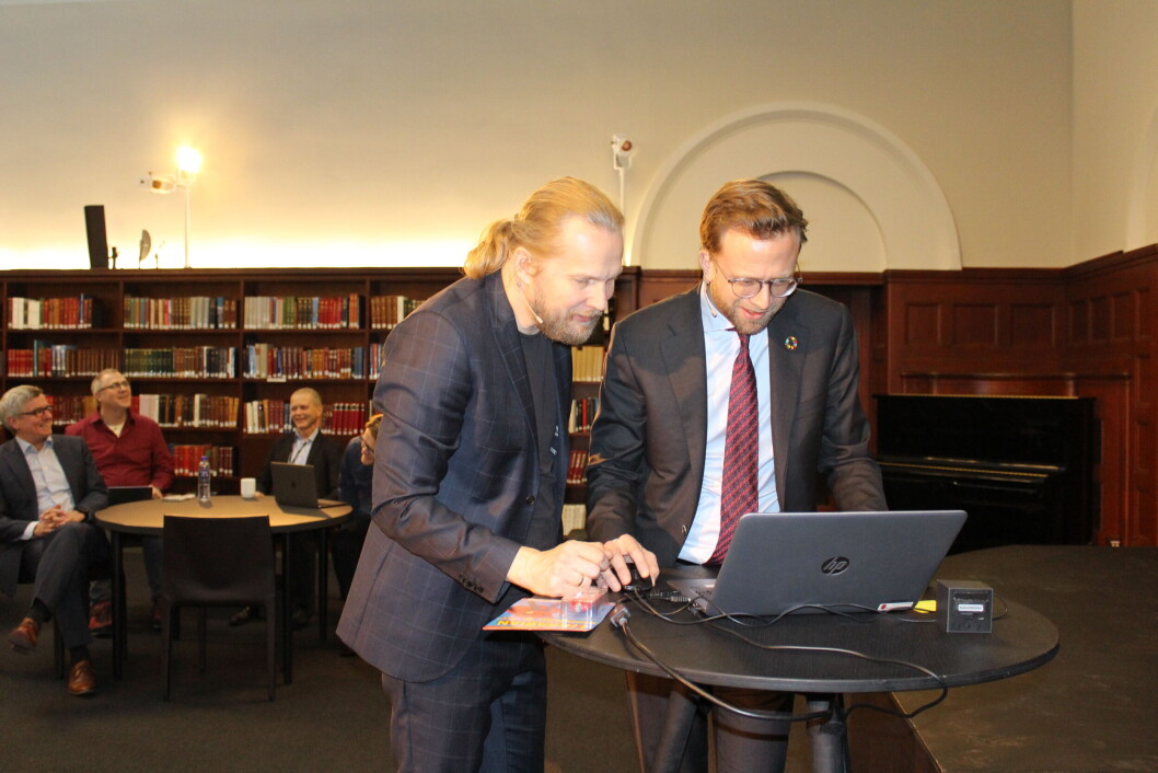 MUSE: Nasjonalbibliotekar Aslak Sira Myhre ga digitaliseringsministeren en innføring i arbeidet med den digitale bibliotekaren Nancy. Astrup på sin side ønsket å bli inspirert av denne type eksempler. (Foto: Stine Marie Hagen) MUSE: Nasjonalbibliotekar Aslak Sira Myhre ga digitaliseringsministeren en innføring i arbeidet med den digitale bibliotekaren Nancy. Astrup på sin side ønsket å bli inspirert av denne type eksempler. (Foto: Stine Marie Hagen)