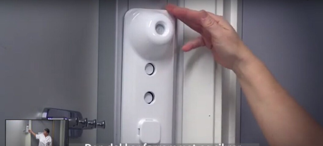 DYSE: Desinfiseringståken spres gjennom dyser som er montert flere steder i rommet og på badet, og rommet utluftes automatisk som en del av prosessen. (Skjermdump: Youtube/Sunnaas Sykehus) DYSE: Desinfiseringståken spres gjennom dyser som er montert flere steder i rommet og på badet, og rommet utluftes automatisk som en del av prosessen. (Skjermdump: Youtube/Sunnaas Sykehus)