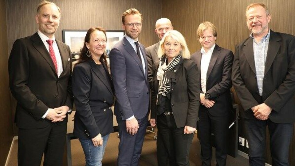 OFFENTLIG OG PRIVAT SAMARBEID: Gjengen samlet. Fra venstre: Christian Dreyer, administrerende direktør i Eiendom Norge, Altinn-direktør Cat Holten, digitaliseringsminister Nikolai Astrup, Jan Digranes, direktør i Finans Norge, kommunal- og moderniseringsminister Monica Mæland, Jens Christian Leonthin, juridisk direktør i Kartverket og Frank Åseli fra Altinn/Brønnøysundregistrene. Foto: Synne Storvik, Kartverket.