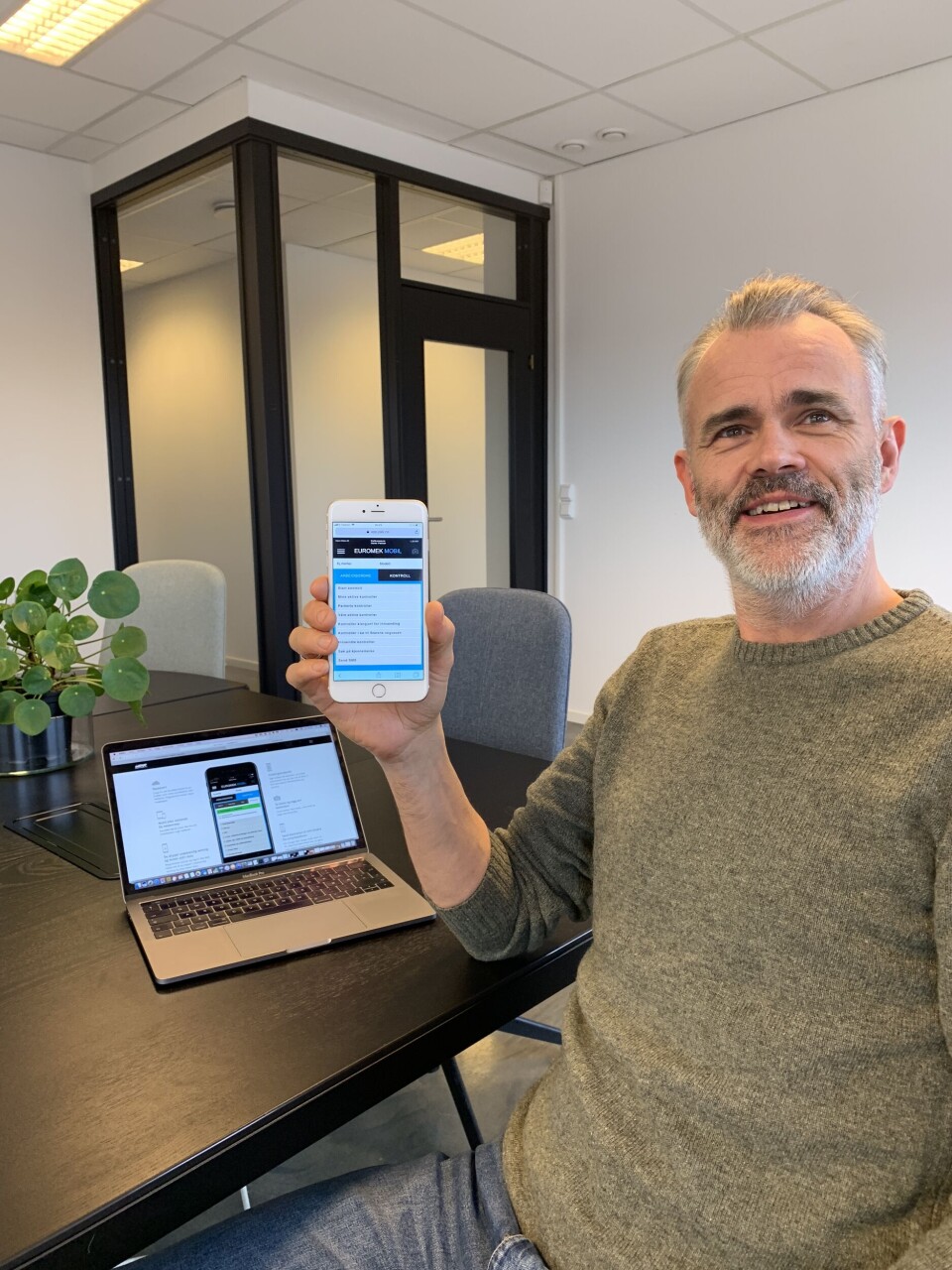 ENKLERE: Programvaren EuroMek Mobil skal gi tidsbesparelse for verksted, samt gjøre det enklere for både verksted og bileier å forholde seg til de nye reglene for EU-kontroll. Her vist frem av daglig leder Hans Petter Jensen. (Foto: Input Data) ENKLERE: Programvaren EuroMek Mobil skal gi tidsbesparelse for verksted, samt gjøre det enklere for både verksted og bileier å forholde seg til de nye reglene for EU-kontroll. Her vist frem av daglig leder Hans Petter Jensen. (Foto: Input Data)