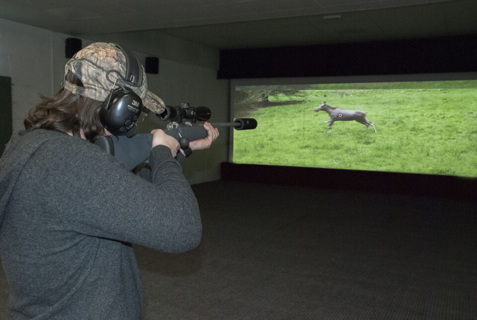 UTENFOR SESONG: På Oslo Skytekino kan man få en realistisk jaktopplevelse og på den måten stille forberedt når jaktsesongen starter. (Foto: Oslo Skytekino)