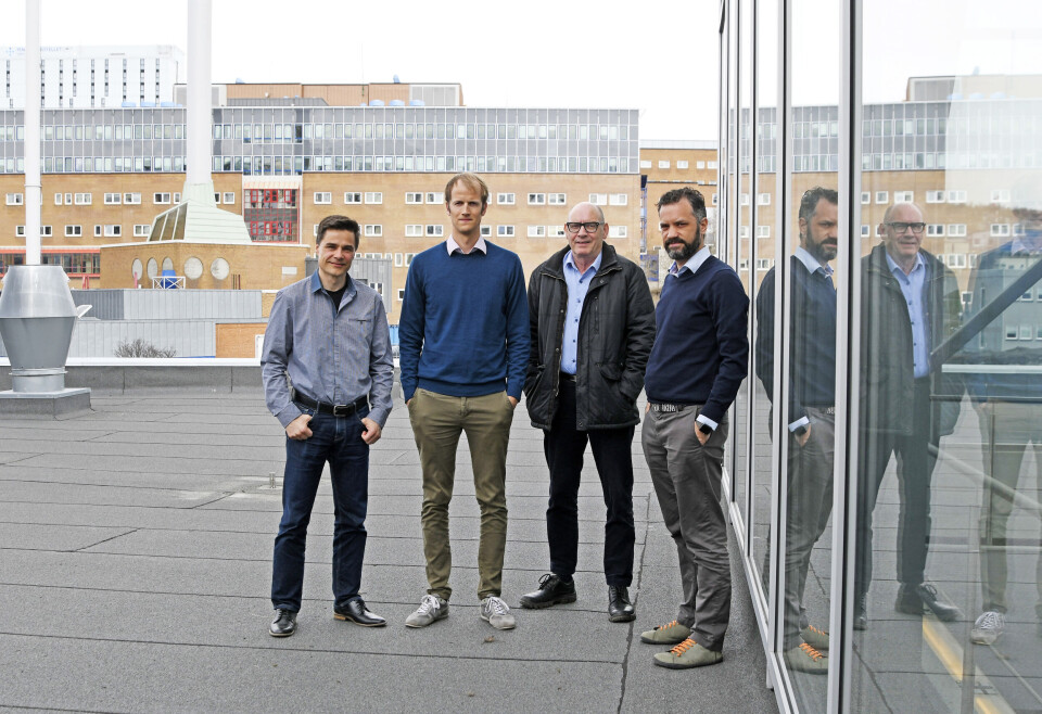 HELSE-IT: Fra taket i bygningen hvor Nasjonalt senter for e-helseforskning holder til, er utsikten god mot Universitetssykehuset Nord-Norge og UiT – Norges arktiske universitet, som ligger like bak. Disse fire mennene og de tre institusjonene kan gi helsetjenesten nye verktøy for bedre pasientsikkerhet. Fra venstre Robert Jenssen, Karl Øyvind Mikalsen, Arthur Revhaug og Stein Olav Skrøvseth. HELSE-IT: Fra taket i bygningen hvor Nasjonalt senter for e-helseforskning holder til, er utsikten god mot Universitetssykehuset Nord-Norge og UiT – Norges arktiske universitet, som ligger like bak. Disse fire mennene og de tre institusjonene kan gi helsetjenesten nye verktøy for bedre pasientsikkerhet. Fra venstre Robert Jenssen, Karl Øyvind Mikalsen, Arthur Revhaug og Stein Olav Skrøvseth.