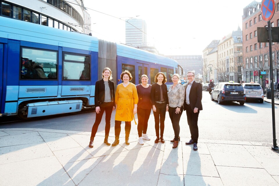 SMÅTT FOR STORT: – Vi feiler smått for å gjøre de store tingene riktig, sier Siân Ambrose (nr. 4 f.v.) i Ruter. Her står hun sammen med (f.v.) Tine Marthinus (Sopra Steria), Maja Cimmerbeck og Anette Bjerke (Bymiljøetaten), Kaisa Froyn (Statens vegvesen) og Kristian Bjørnhaug (Sopra Steria). Foto: Sopra Steria SMÅTT FOR STORT: – Vi feiler smått for å gjøre de store tingene riktig, sier Siân Ambrose (nr. 4 f.v.) i Ruter. Her står hun sammen med (f.v.) Tine Marthinus (Sopra Steria), Maja Cimmerbeck og Anette Bjerke (Bymiljøetaten), Kaisa Froyn (Statens vegvesen) og Kristian Bjørnhaug (Sopra Steria). Foto: Sopra Steria