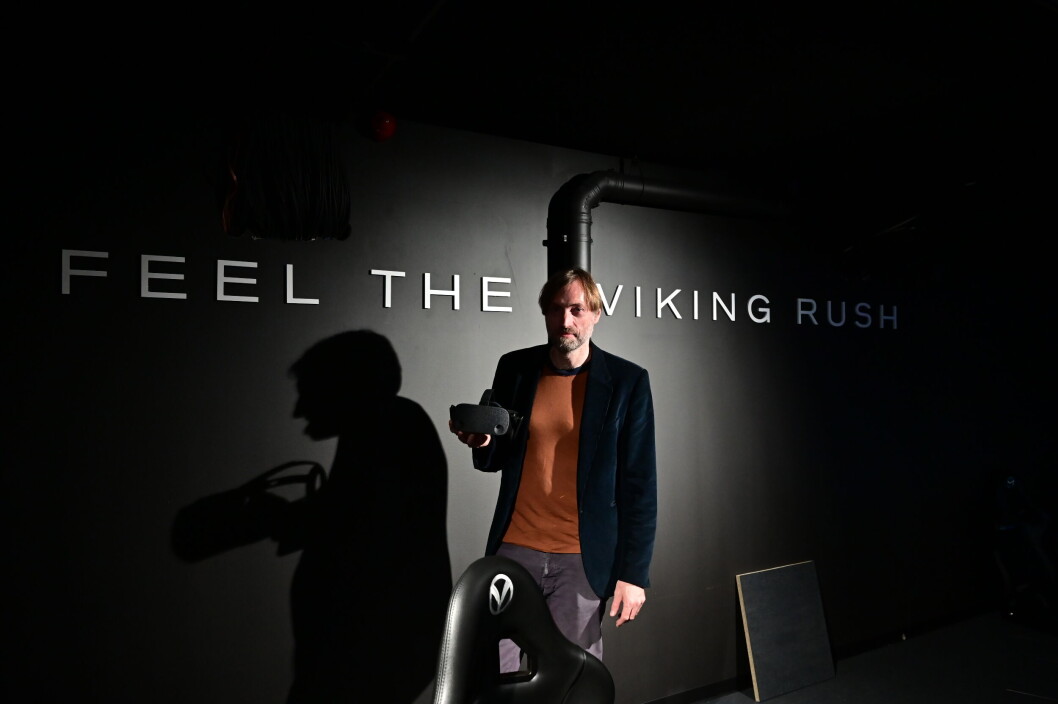 VIKINGER I VR: Teknologisjef og medgründer i The Viking Planet i Oslo tilbyr vikinger i VR i det nye senteret. Dette kan nok bli et fast stopp for turister i hovedstaden. (Foto: Stig Øyvann) VIKINGER I VR: Teknologisjef og medgründer i The Viking Planet i Oslo tilbyr vikinger i VR i det nye senteret. Dette kan nok bli et fast stopp for turister i hovedstaden. (Foto: Stig Øyvann)