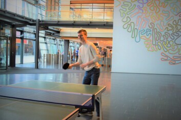 UNG OG LOVENDE: 20-åringen Fredrik Meringdal er i Norgestoppen for bordtennisspillere. Han valgte å hoppe av videregående da han hadde ett år igjen. Nå jobber han med kunstig intelligens i Evry. (Foto: Evry)