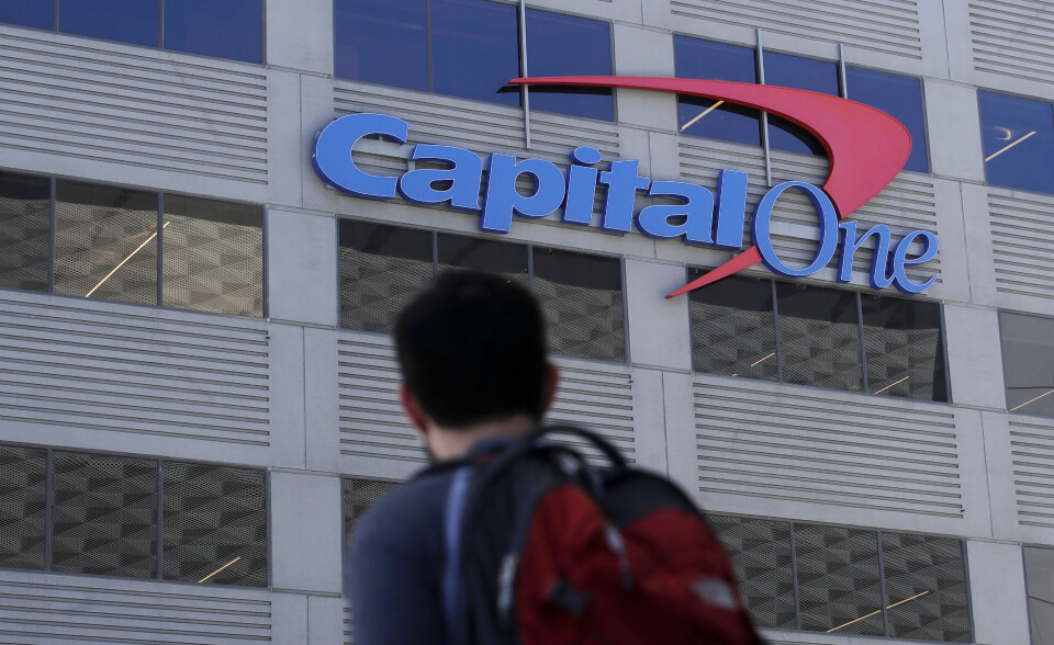 DATAINNBRUDD: En mann utenfor Capital Ones kontorer i San Francisco. Banken er rammet av et stort datainnbrudd, og en 33 år gammel kvinne er pågrepet i saken. (Foto: Jeff Chiu / AP / NTB scanpix)