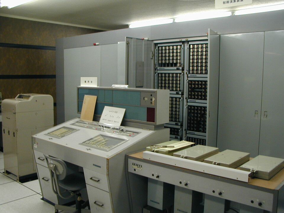 60 ÅR GAMMEL: Fujitsus FACOM128B ble installert i 1959, og den fungerer stadig. Imponerende. (Foto: Fujitsu)