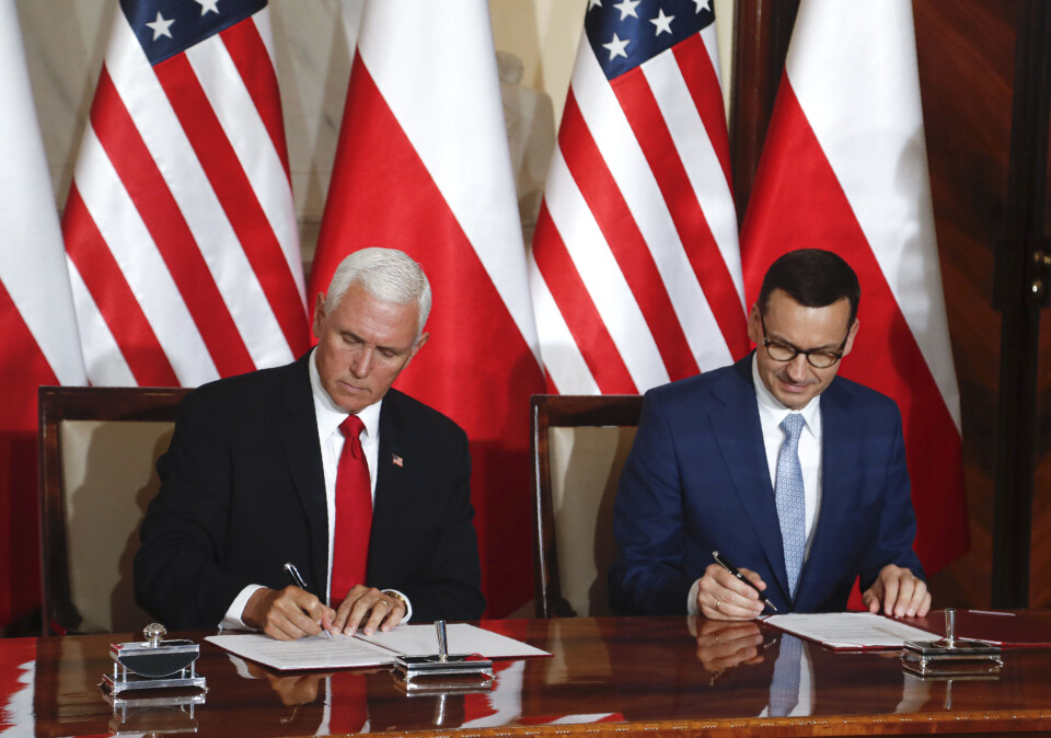 AVTALE: USAs visepresident Mike Pence og Polens statsminister Mateusz Morawiecki undertegnet mandag en samarbeidserklæring om 5G. Foto: Petr David Josek / AP / NTB scanpix AVTALE: USAs visepresident Mike Pence og Polens statsminister Mateusz Morawiecki undertegnet mandag en samarbeidserklæring om 5G. Foto: Petr David Josek / AP / NTB scanpix